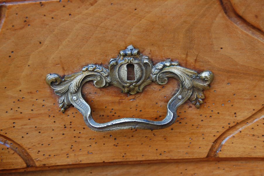 Commode parisinne d poque Louis XV en noyer du 18e sicle