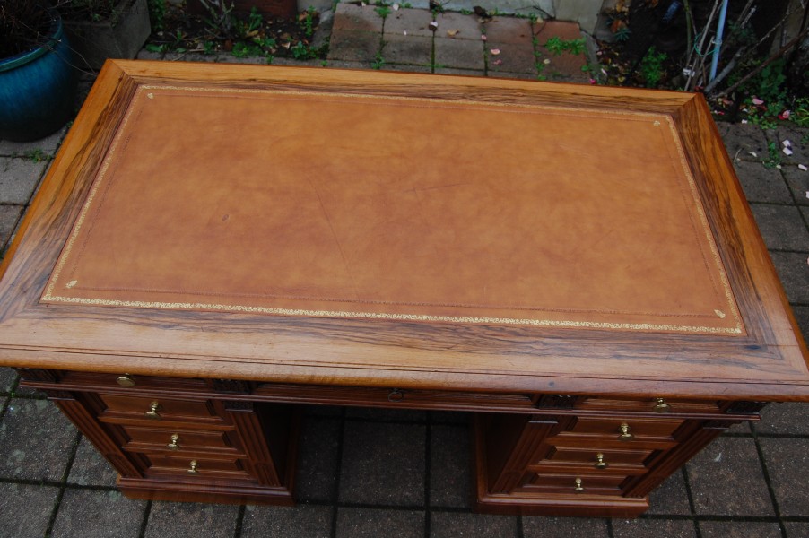 Bureau  caisson en noyer Napolon III en noyer du 19e sicle