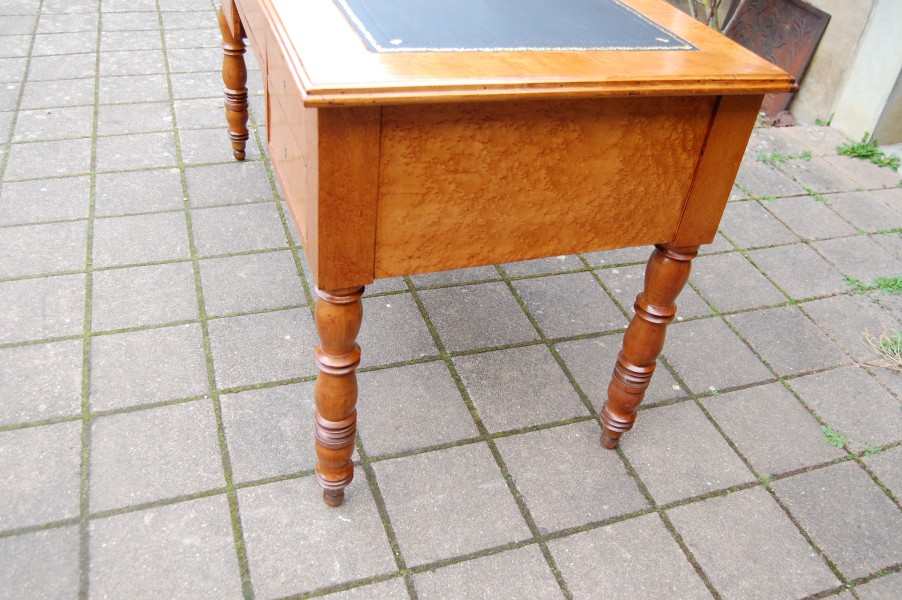 Bureau d �poque Louis Philippe en �rable mouchet� et merisier