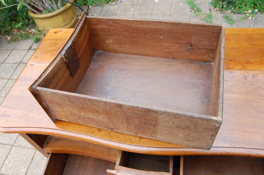 Commode parisienne d �poque Louis XV en noyer du 18e si�cle