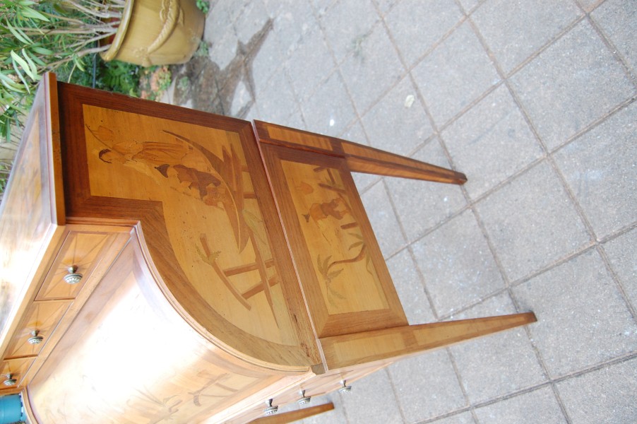 Bureau cylindre de style Louis XVI en noyer 