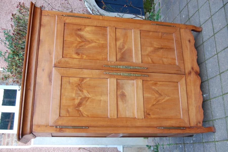 Armoire lous Philippe en merisier du 19e si�cle