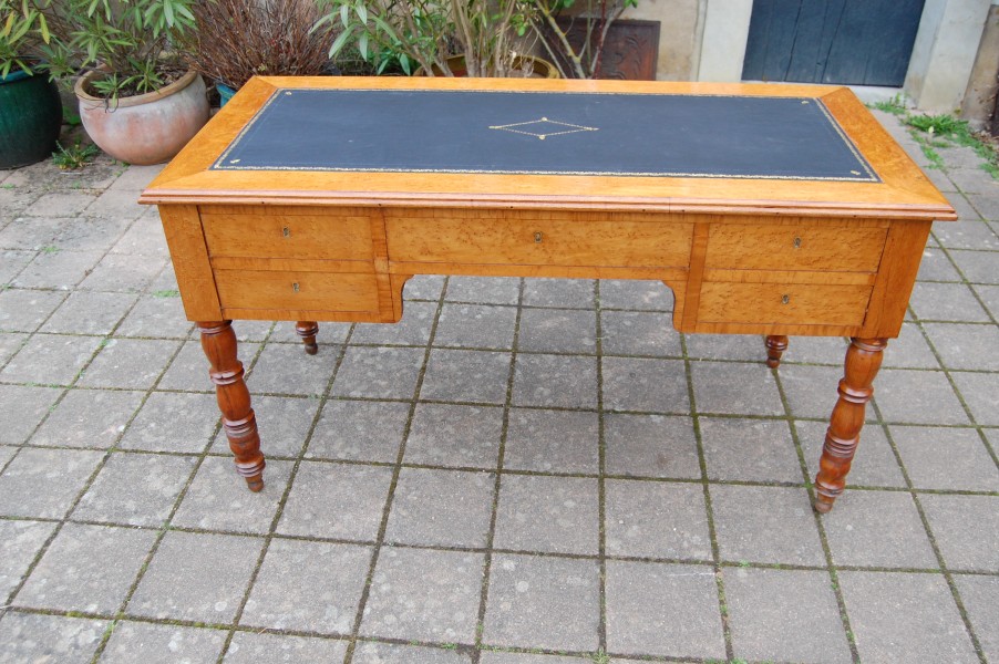 Bureau d �poque Louis Philippe en �rable mouchet� et merisier