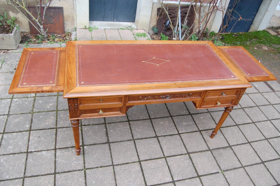 Bureau Napol�on III de style Louis XVI en noyer fin du 19e si�cle