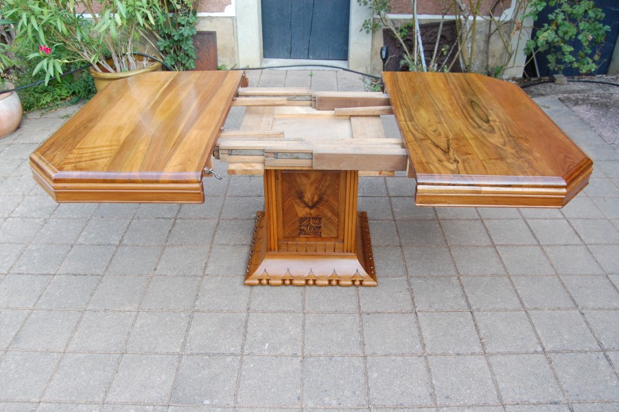 Table art d�co en noyer avec rallonges 14 couverts