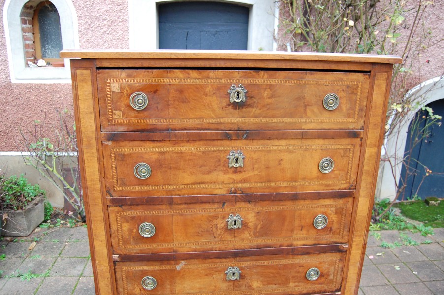 Commode chiffonier d �poque Louis XVI en noyer