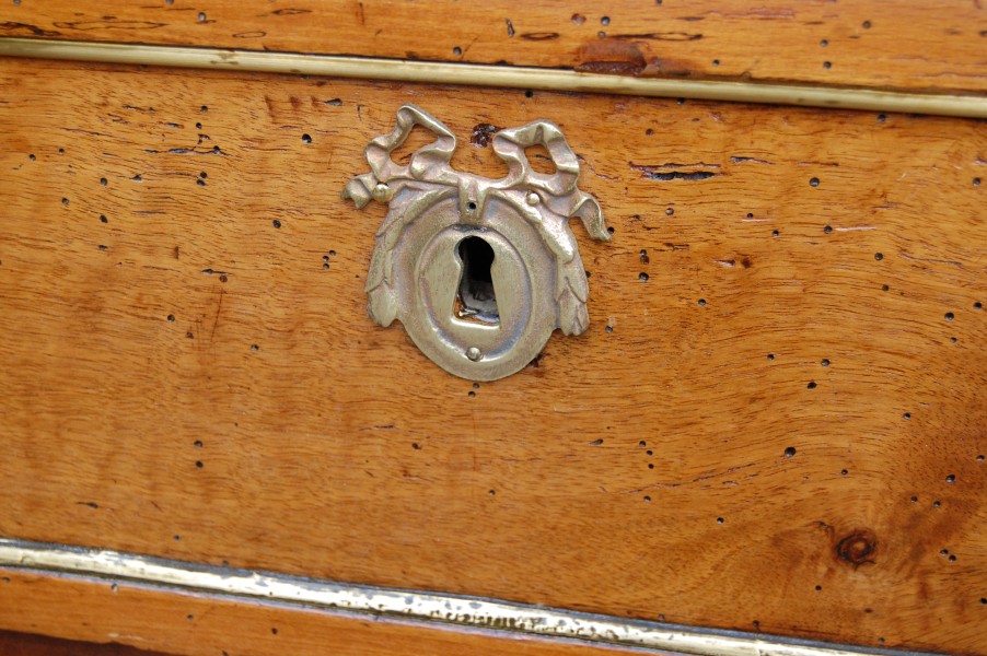 Commode d �poque Louis XVI en noyer du 18e si�cle