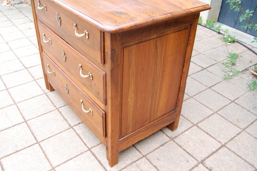Petite commode d �poque Louis XV en noyer du 18e si�cle