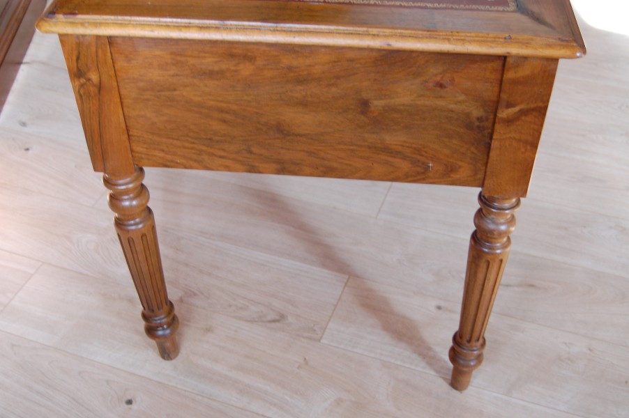 Bureau d �poque Louis Philippe en noyer fin du 19e si�cle