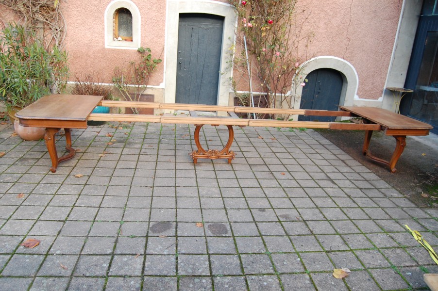 Table Napolon III en noyer de style Louis XV fin du 19e sicle