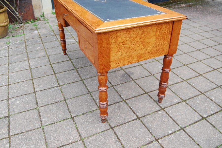 Bureau d �poque Louis Philippe en �rable mouchet� et merisier