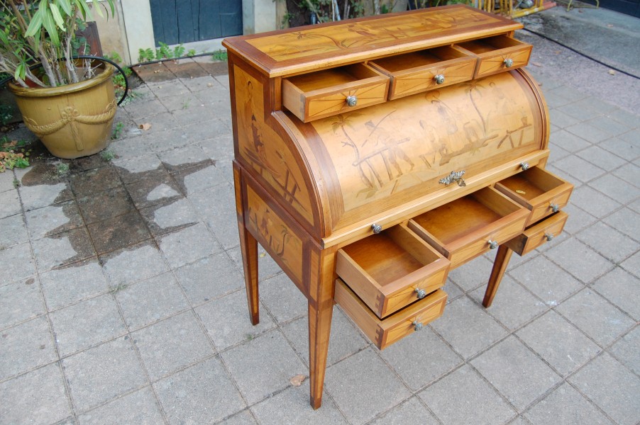Bureau cylindre de style Louis XVI en noyer 