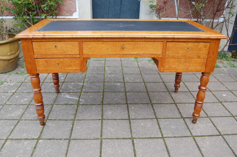 Bureau d �poque Louis Philippe en �rable mouchet� et merisier