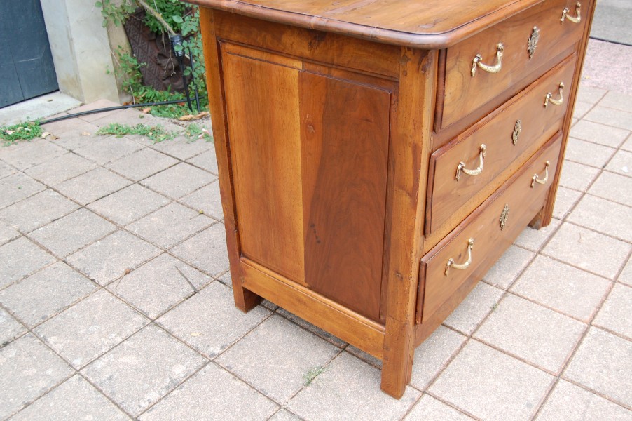 Petite commode d �poque Louis XV en noyer du 18e si�cle