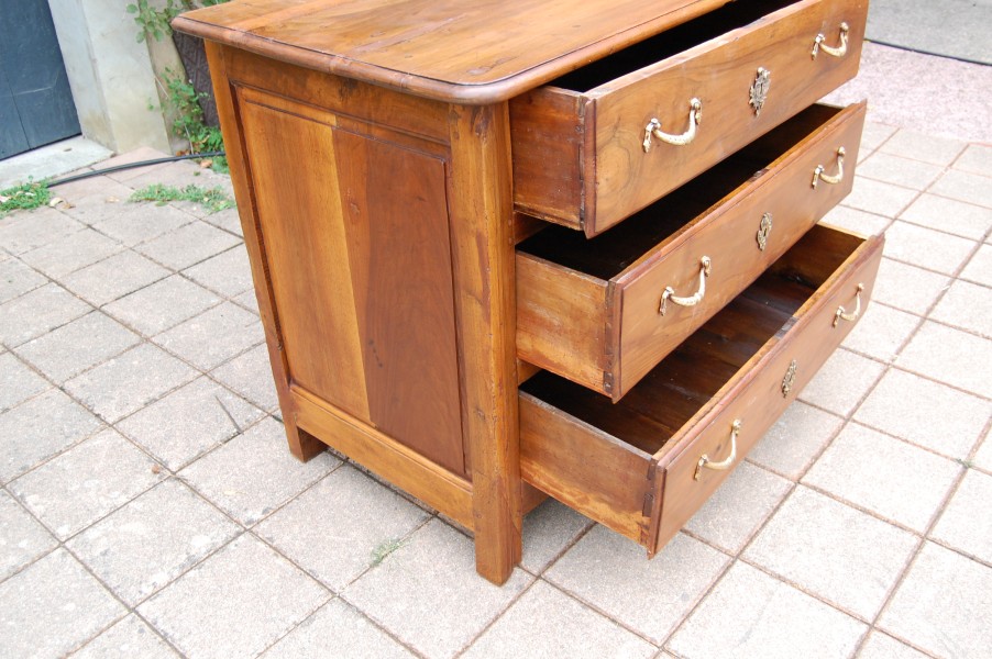 Petite commode d �poque Louis XV en noyer du 18e si�cle