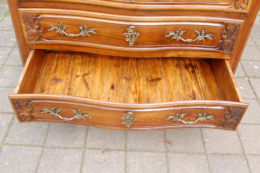 Commode d �poque Louis XV en noyer du 18e si�cle