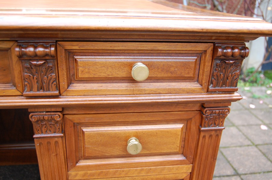 Bureau  caisson en noyer Napolon III en noyer du 19e sicle