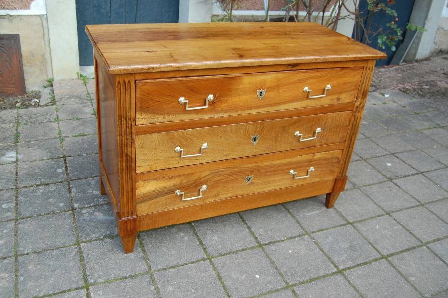 Commode d �poque Louis XVI en noyer du 18e si�cle