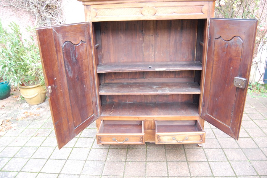 Armoire basse Louis XV en noyer du 19e sicle