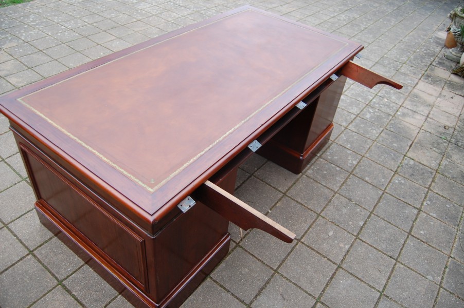 Bureau � caisson en acajou Louis Philippe du 19e si�cle