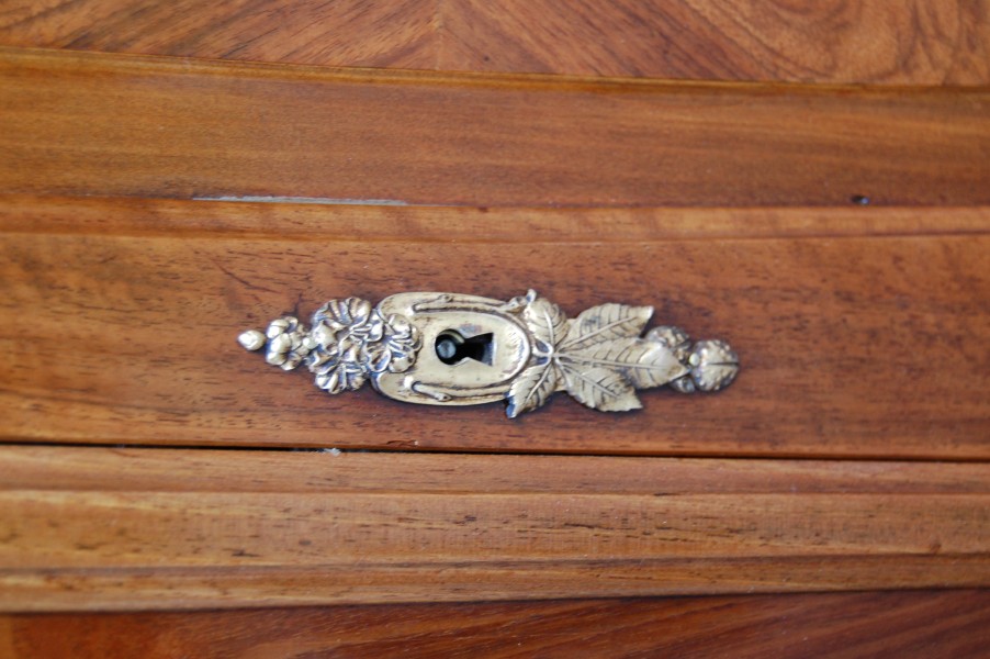 Buffet d �poque art nouveau en noyer des ann�es 1900