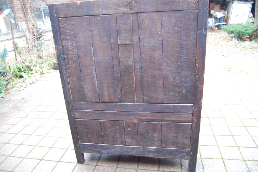 Armoire basse Louis XV en noyer du 19e sicle