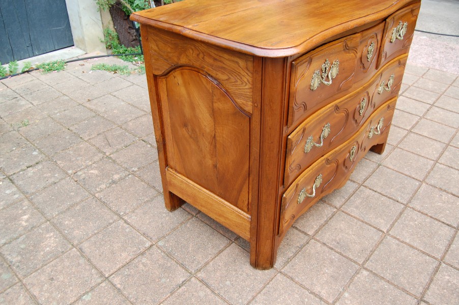 Commode parisienne d �poque Louis XV en noyer du 18e si�cle