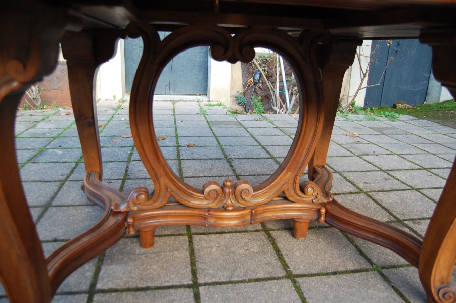 Table Napolon III en noyer de style Louis XV fin du 19e sicle