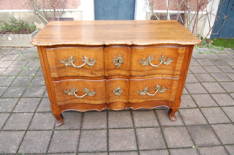 Commode arbal�te d �poque Louis XV en noyer du 18e si�cle