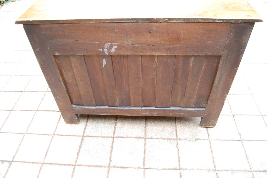 Commode parisienne d �poque Louis XV en noyer du 18e si�cle