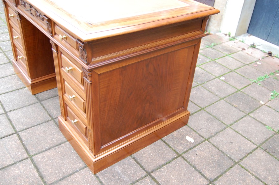 Bureau  caisson en noyer Napolon III en noyer du 19e sicle