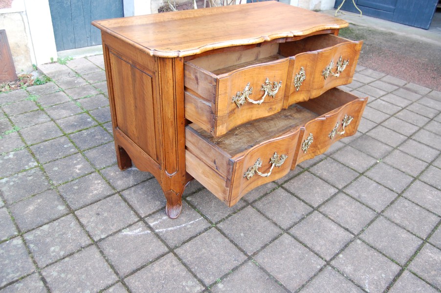 Commode arbal�te d �poque Louis XV en noyer du 18e si�cle