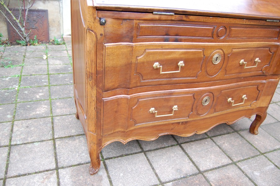 Bureau a pente d poque Louis XV transition LOUIS XVI en noyer du 18e sicle