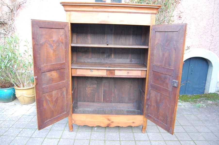 Armoire lous Philippe en merisier du 19e si�cle