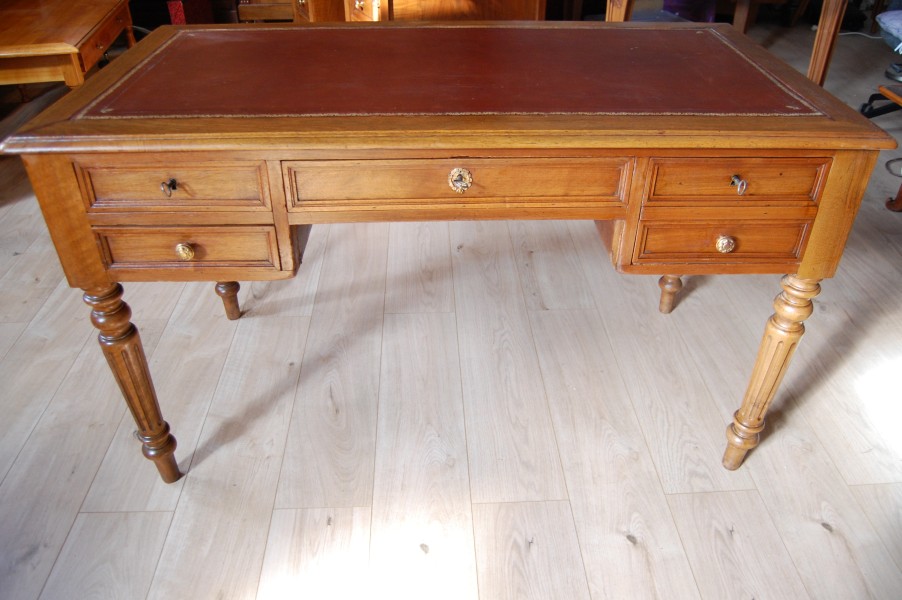 Bureau d �poque Louis Philippe en noyer fin du 19e si�cle