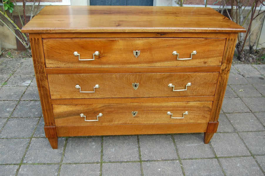 Commode d �poque Louis XVI en noyer du 18e si�cle