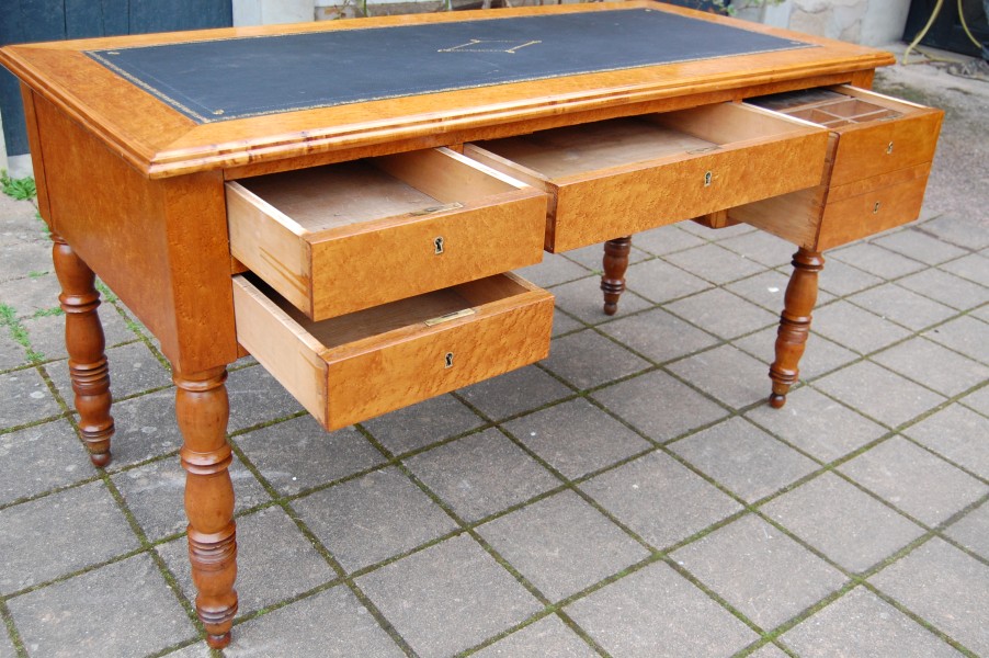 Bureau d �poque Louis Philippe en �rable mouchet� et merisier