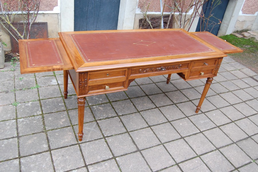 Bureau Napol�on III de style Louis XVI en noyer fin du 19e si�cle