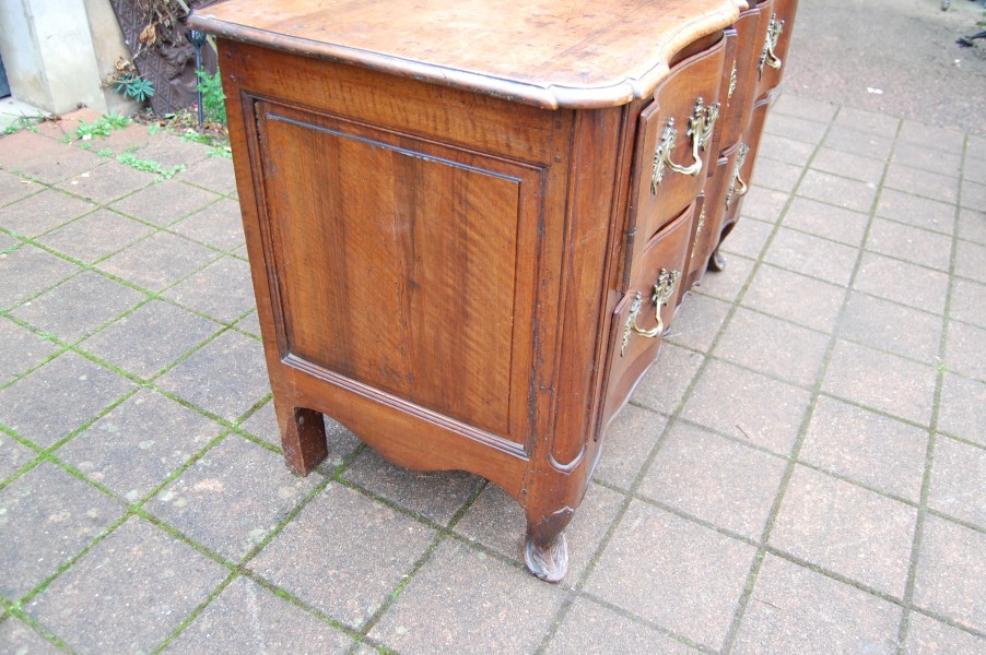 Commode arbal�te d �poque Louis XV en noyer du 18e si�cle