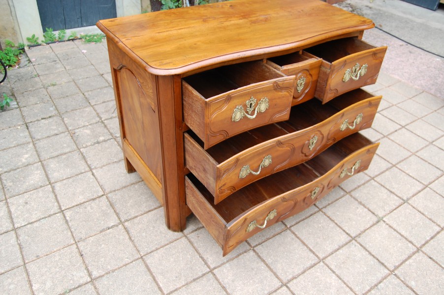 Commode parisienne d �poque Louis XV en noyer du 18e si�cle