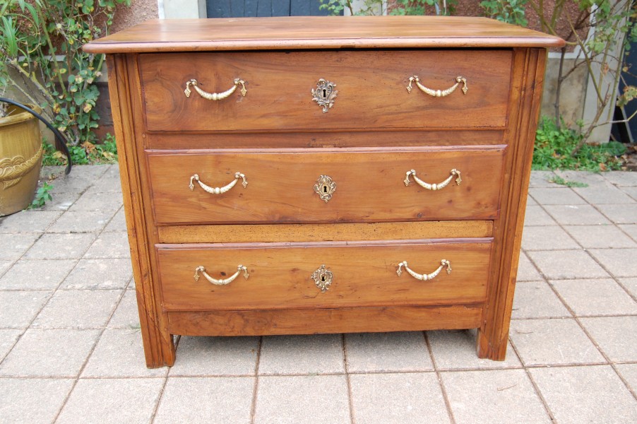 Petite commode d �poque Louis XV en noyer du 18e si�cle