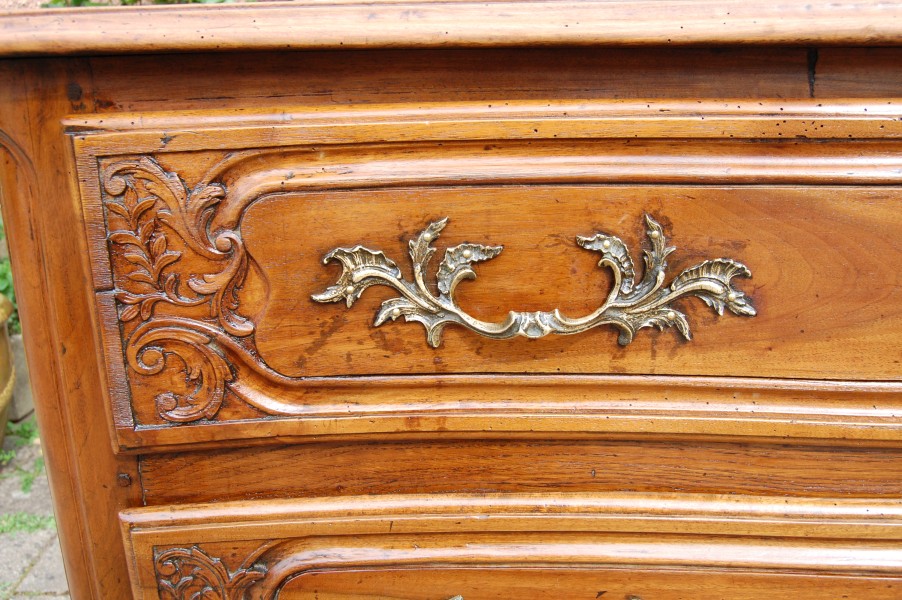 Commode d �poque Louis XV en noyer du 18e si�cle