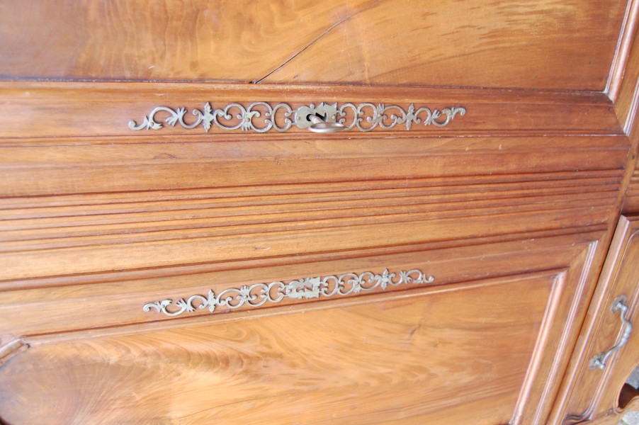 Armoire basse Louis XV en noyer du 19e sicle