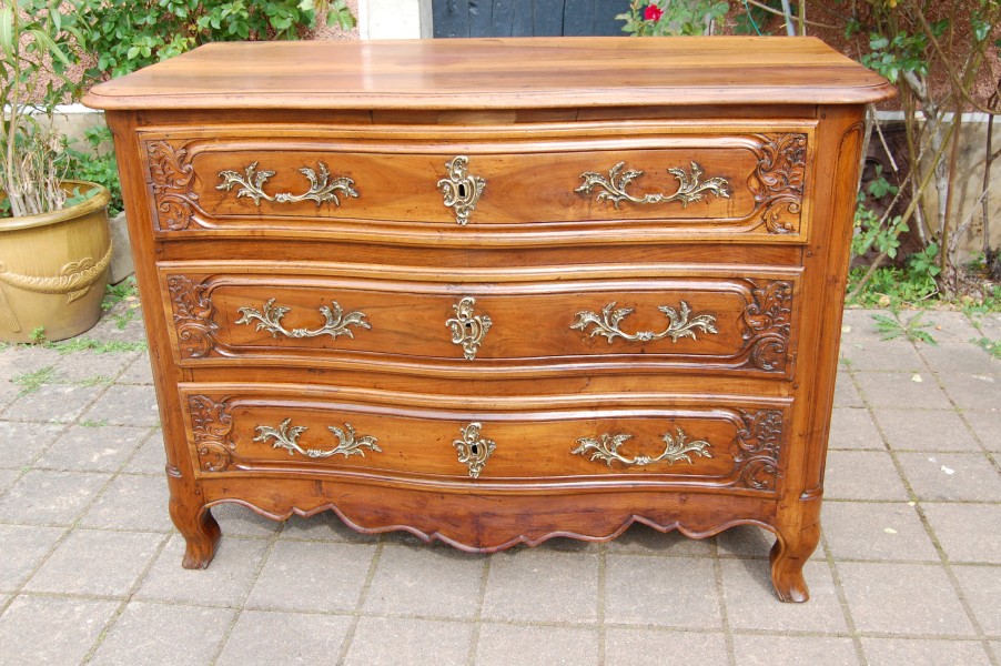 Commode d �poque Louis XV en noyer du 18e si�cle