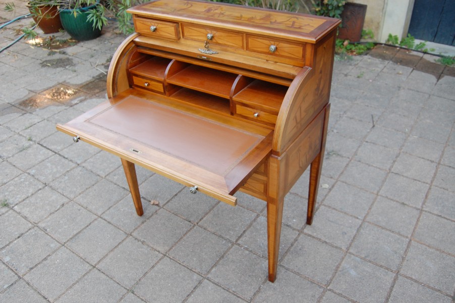 Bureau cylindre de style Louis XVI en noyer 