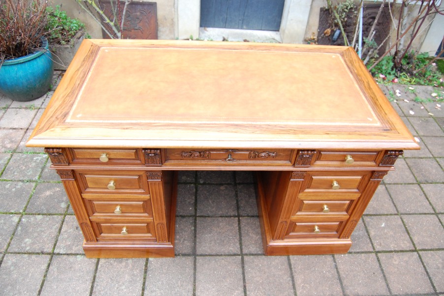 Bureau  caisson en noyer Napolon III en noyer du 19e sicle