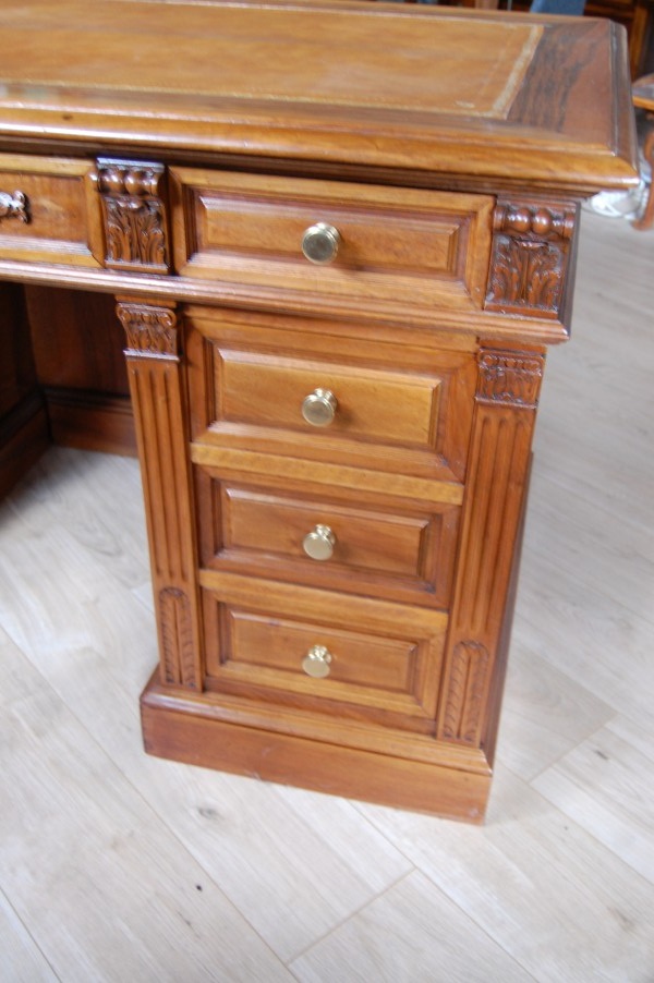 Bureau � caisson en noyer Napol�on III en noyer du 19e si�cle