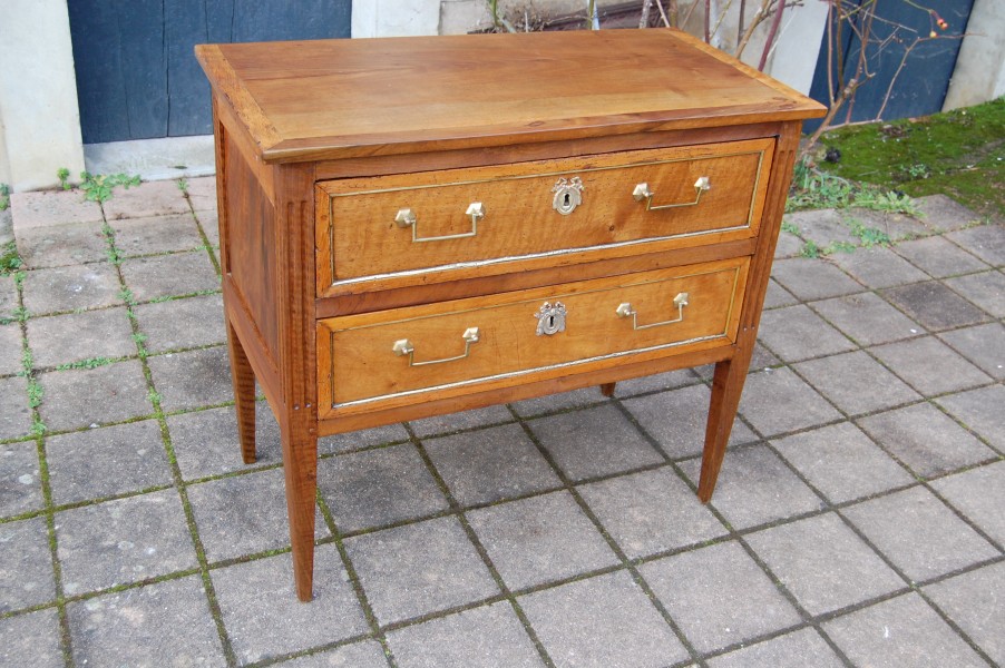 Commode d �poque Louis VXI en noyer du 18e si�cle