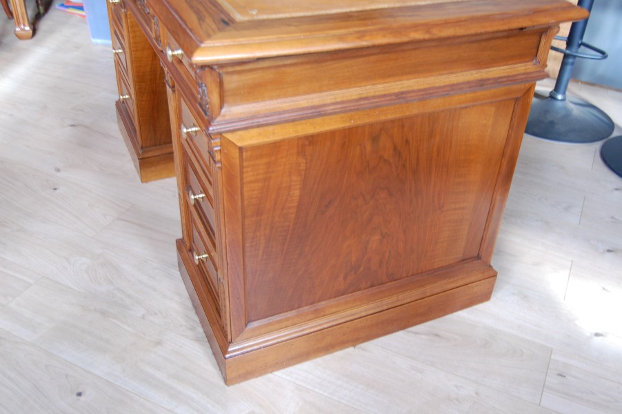 Bureau � caisson en noyer Napol�on III en noyer du 19e si�cle