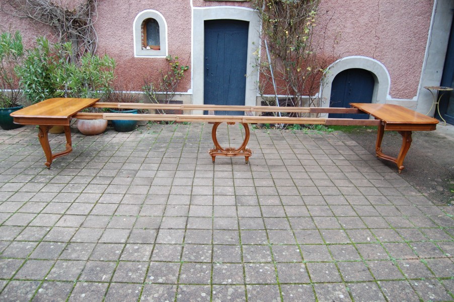 III table Napol�on III en noyer fin du 19e si�cle avec rallonges 22 couverts